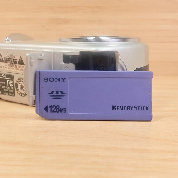 Sony Cyber-shot DSC-P32 / 3.2MP Digital Camera / Silver / Made in Japan - Picture 8 of 8